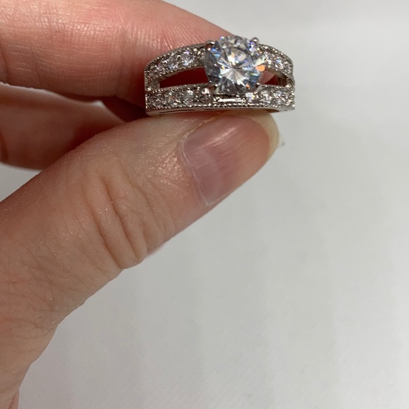Simulated diamond with silvertone ring J-4 - Picture 2 of 6